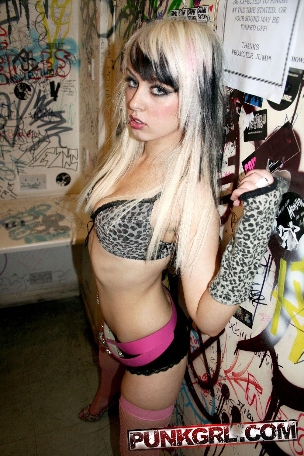Bilder von Punkmädchen Nicole, die zeigt, wie heiß sie ist
 #60761797