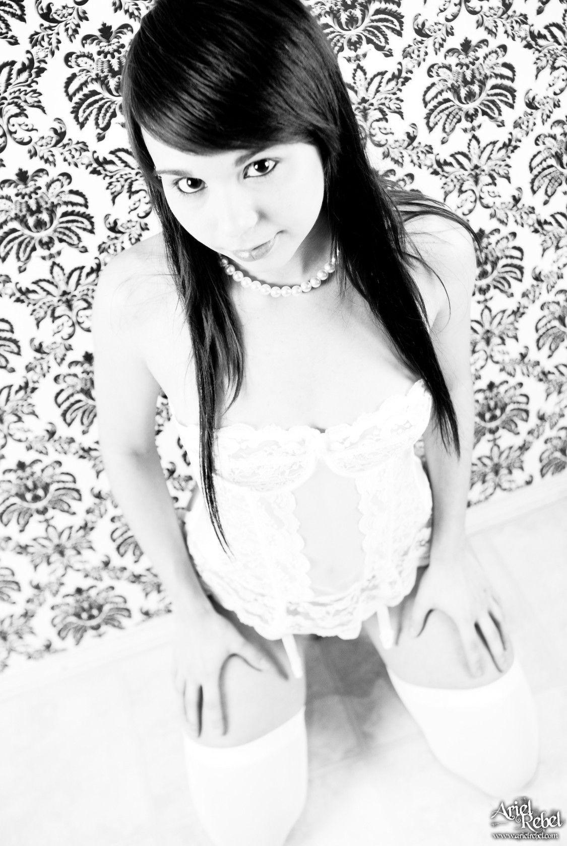 Photos d'Ariel Rebel en noir et blanc avec un look vintage
 #53299678