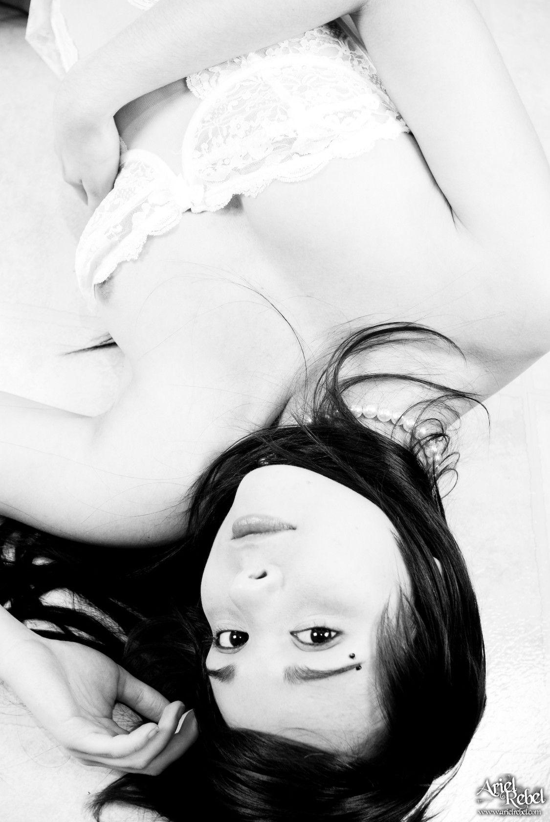 Photos d'Ariel Rebel en noir et blanc avec un look vintage
 #53299953
