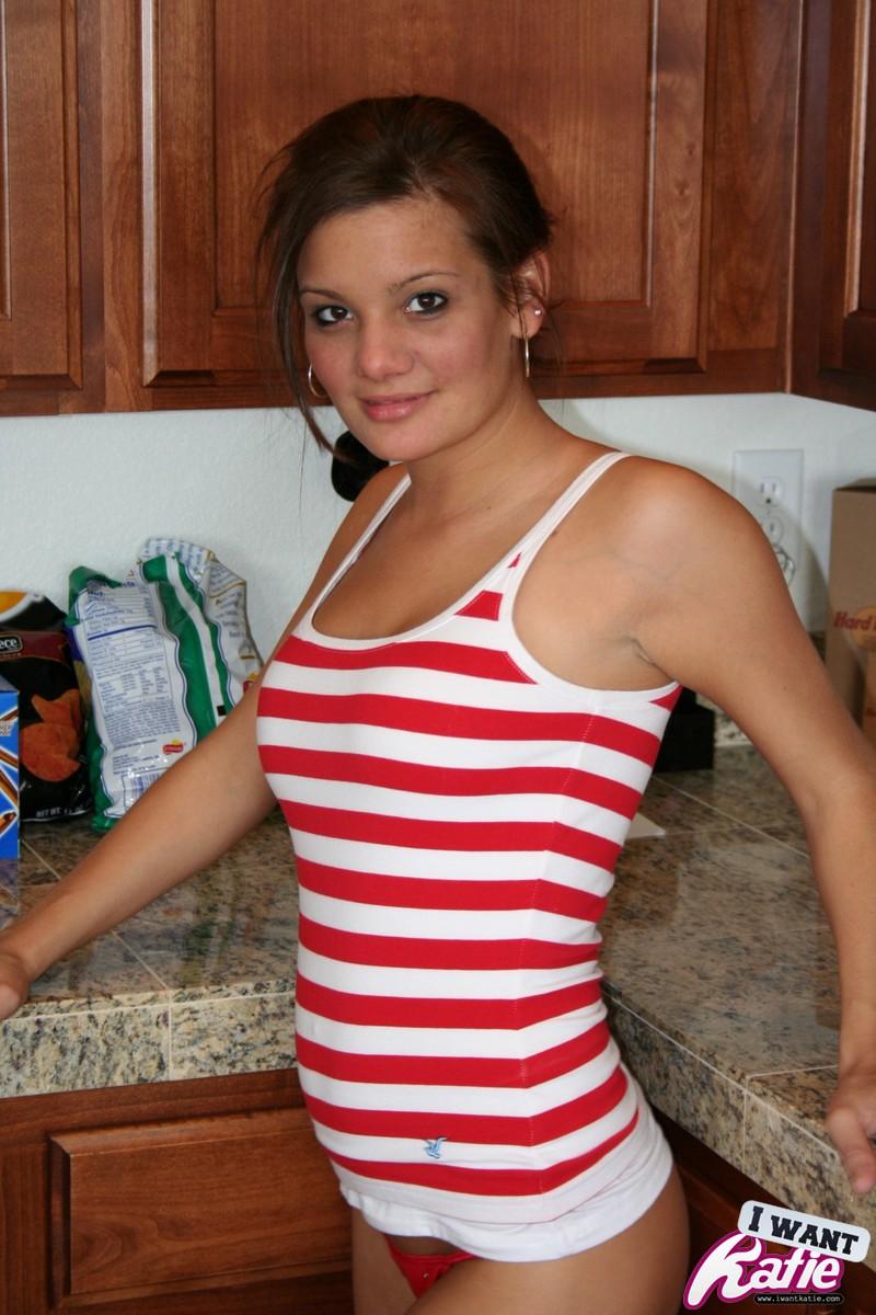 La jeune aux gros seins Katie adore se mettre à poil et se déshabiller dans la cuisine.
 #58047964
