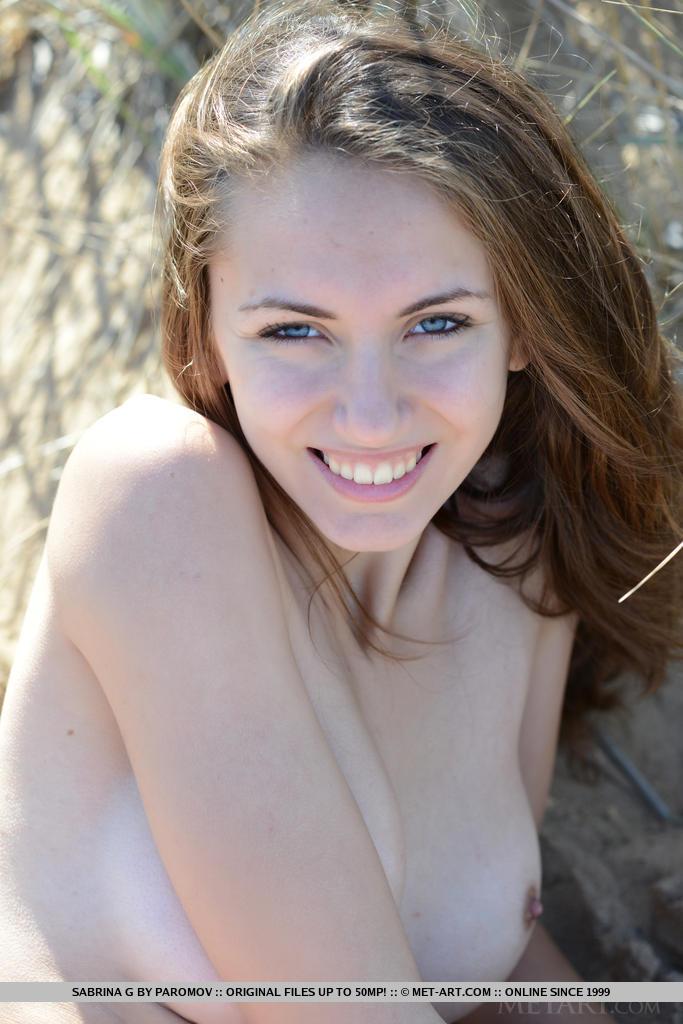 Sabrina little se desnuda para mostrar su apretado cuerpo al aire libre
 #59887188