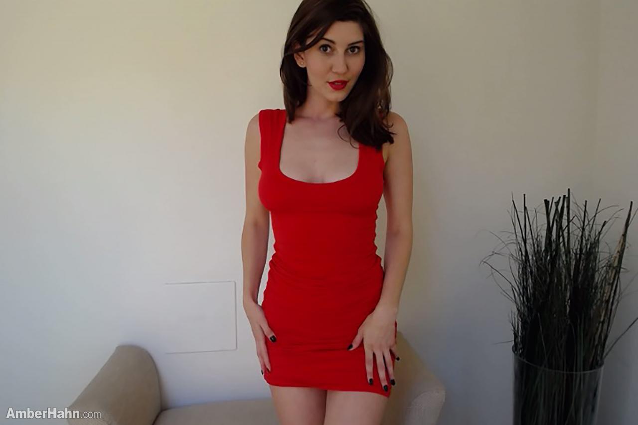 Brünette hottie amber hahn hebt ihr rotes Kleid zu spielen mit sich selbst
 #53086968