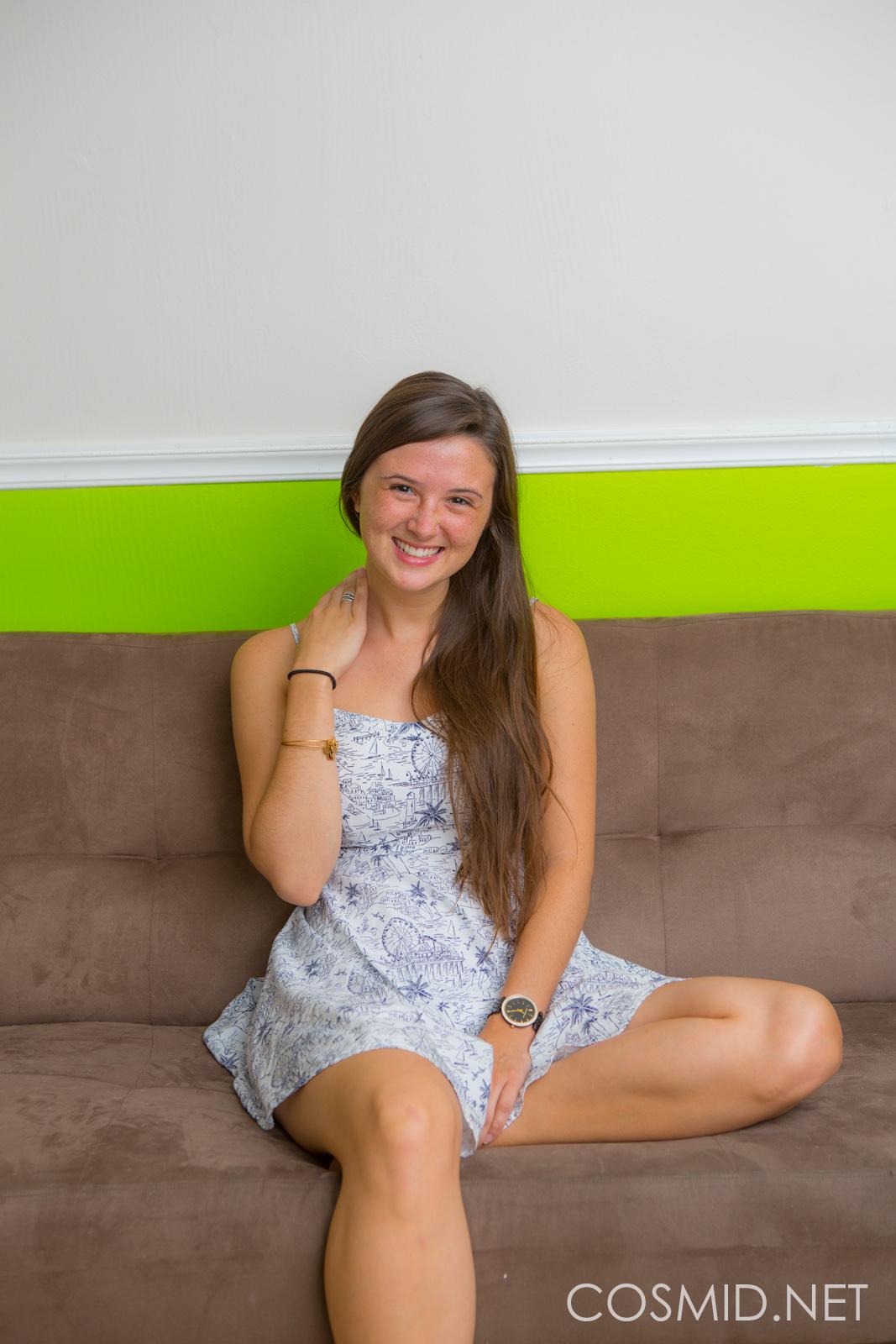 La teenager bruna Katie Rawls si spoglia del suo vestito sul divano
 #60282255