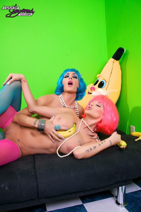 Joslyn james und jessica jaymes entscheiden, dass sie ein wenig dress-up spielen wollen
 #55444493