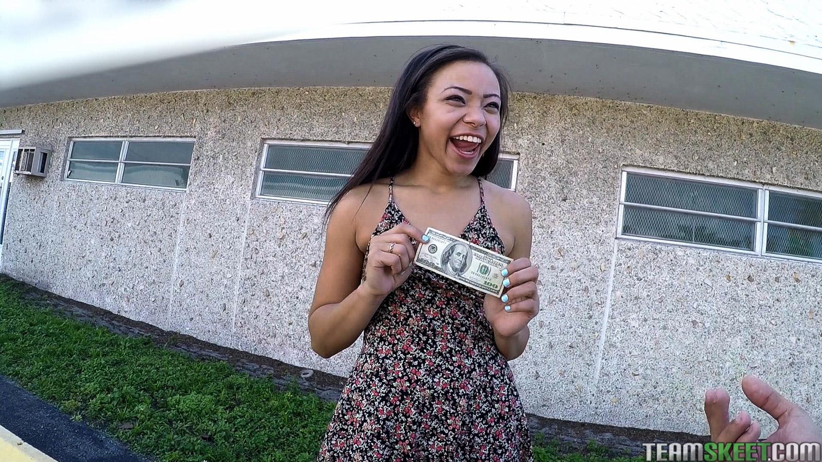 Une étudiante amateur, Adrian Maya, s'exhibe pour de l'argent.
 #52904222