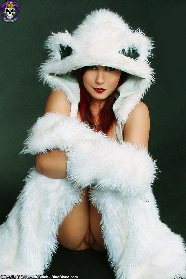 Pelziges Fantasy-Mädchen mit tollen Titten spielt Eisbär
 #60366920