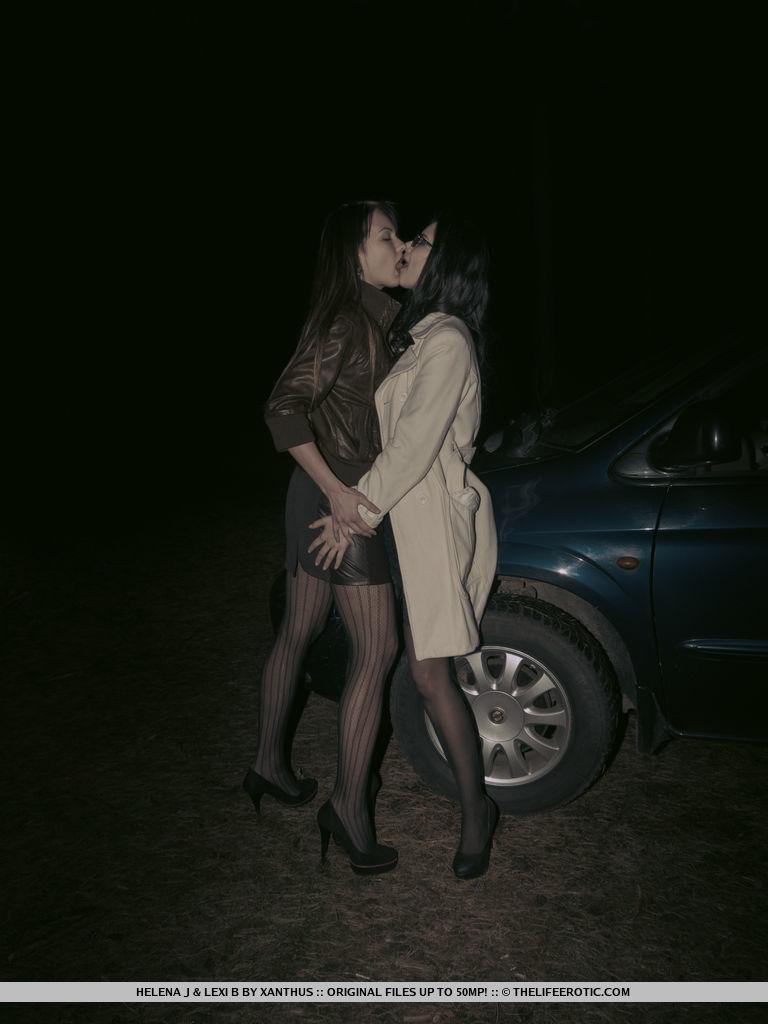 Lexi b et helena j s'embrassent dans leur voiture
 #58887606