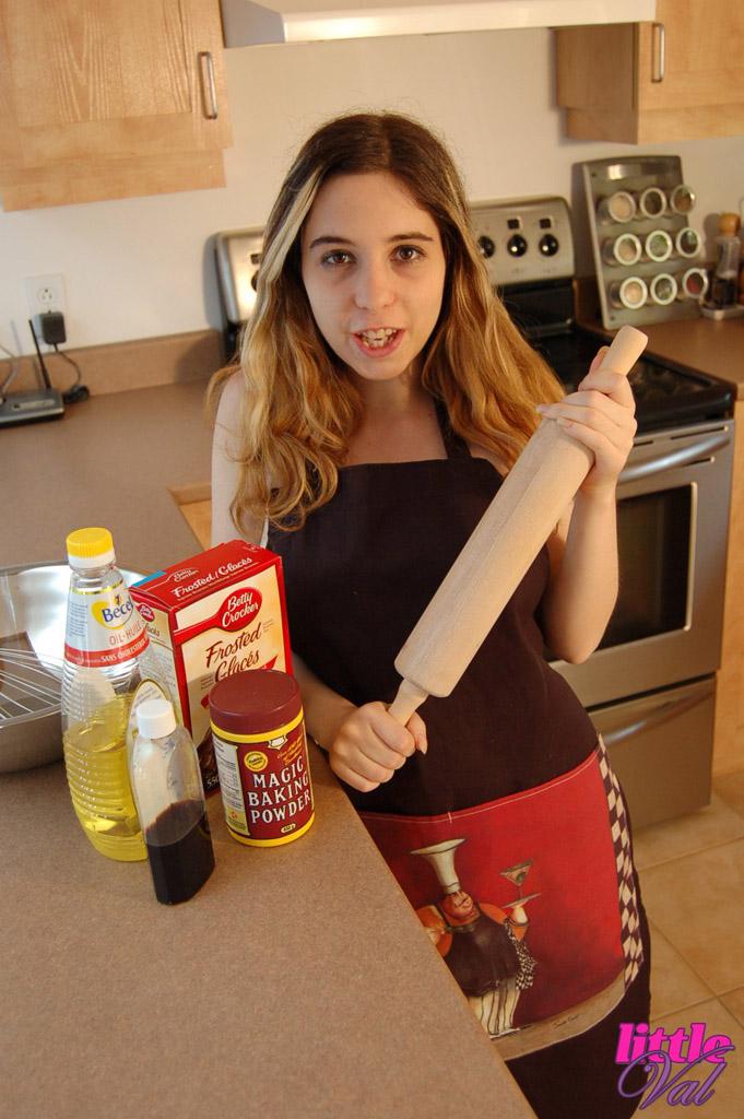 Fotos de la chica joven little val poniendose cachonda en la cocina
 #59027179