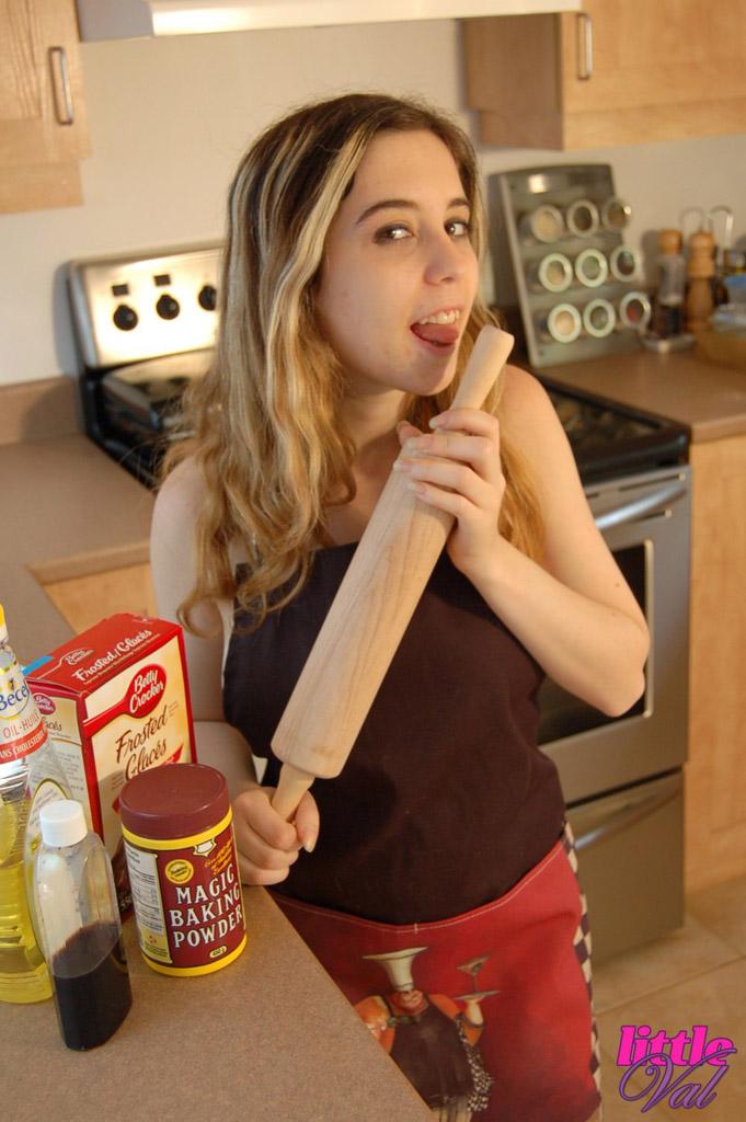 Bilder von jugendlich Mädchen wenig val immer kinky in der Küche
 #59027244
