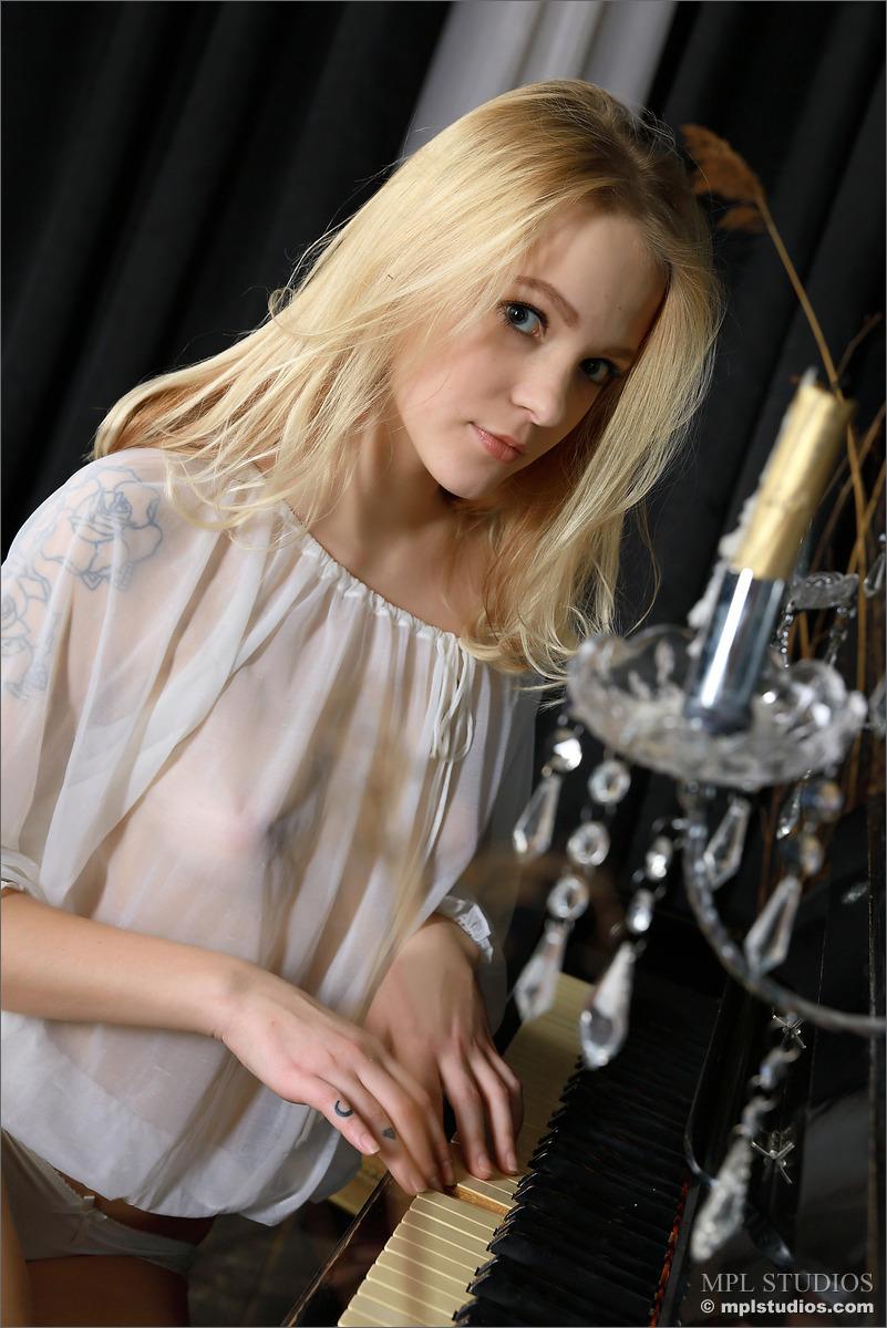 Mpl studios präsentiert zlata in "gen y"
 #60629174