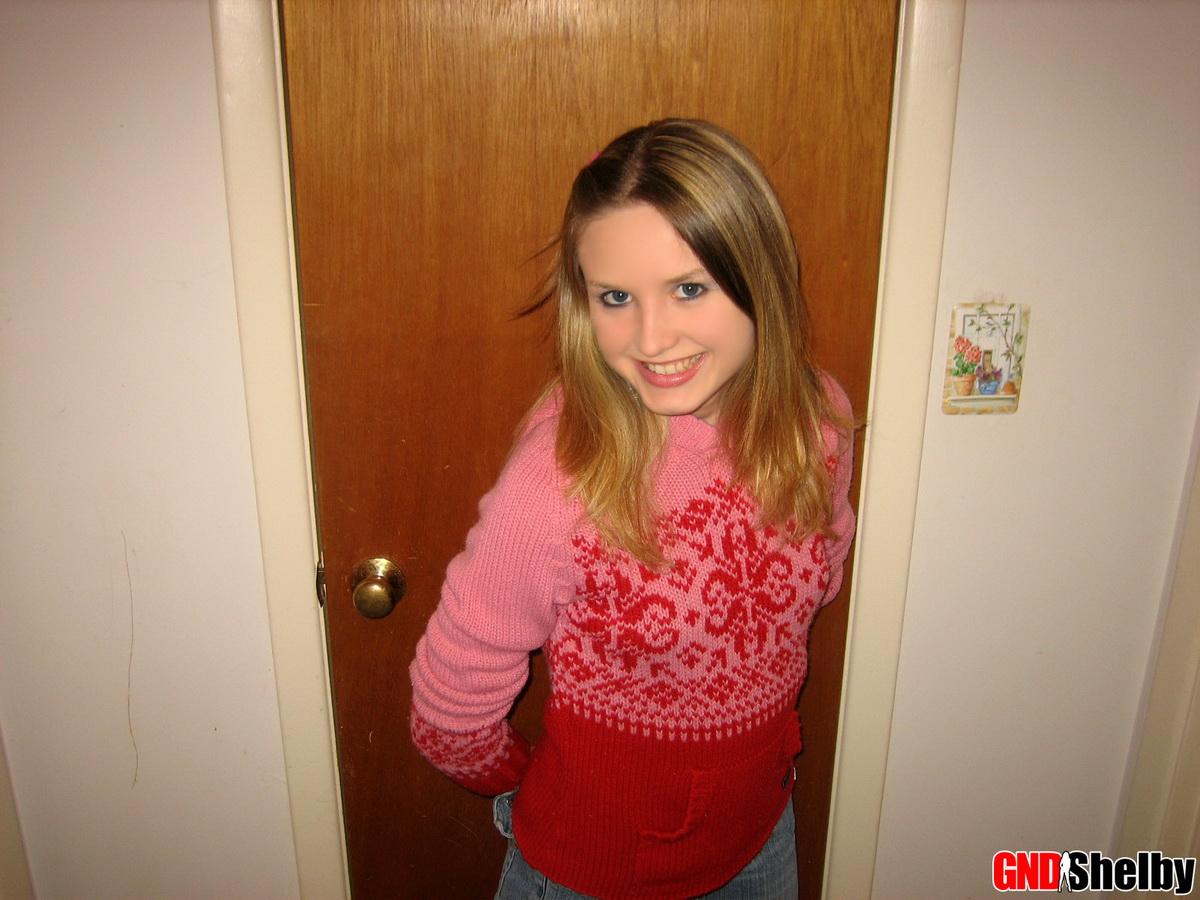 Süßes geiles Teenager Shelby streift ihre Winterkleidung ab und fängt an, ihre süße kleine Muschi zu fingern
 #58760830