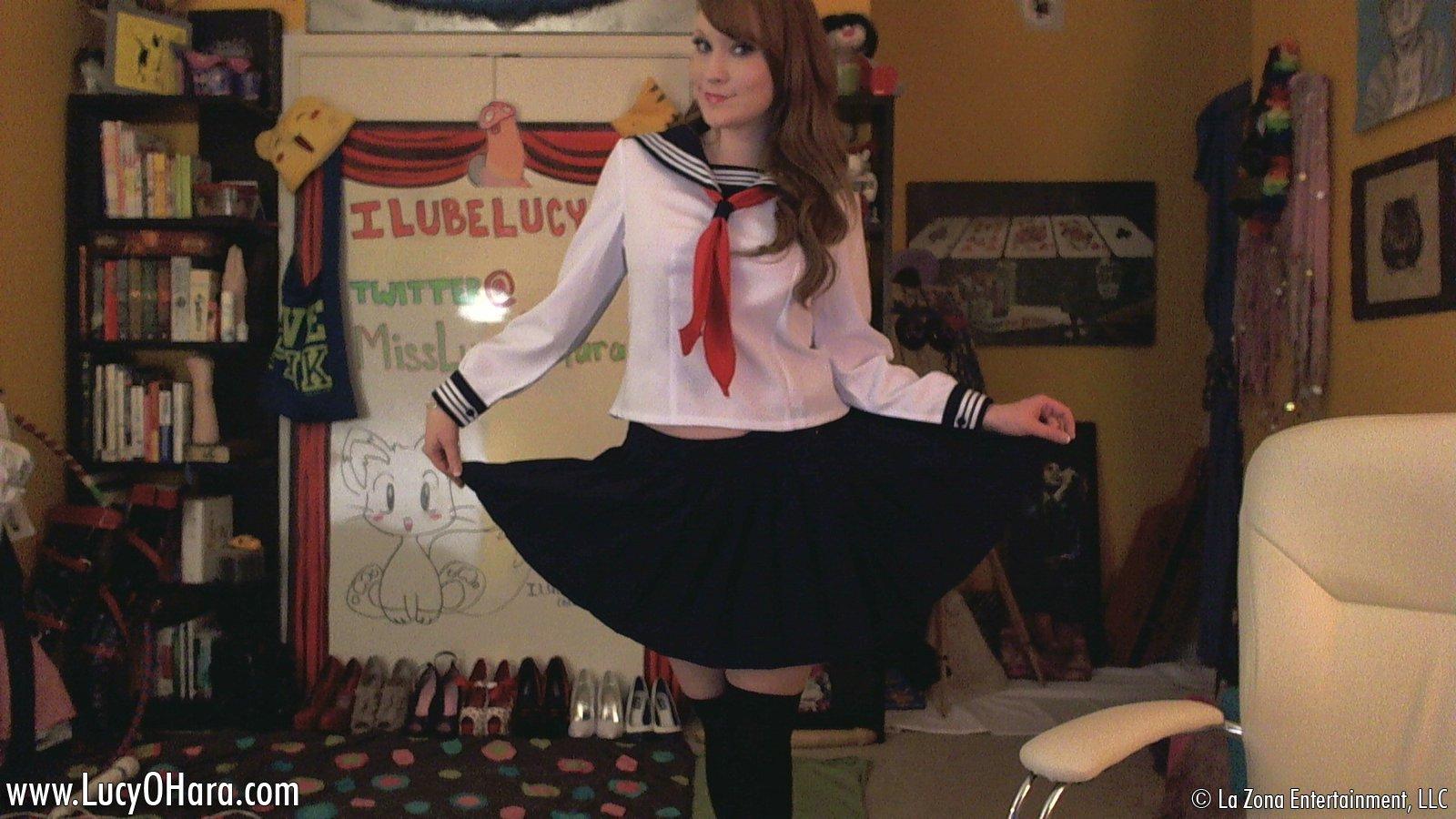 Lucy ohara mostra il suo vestito schoolgirl marinaio e si masturba sulla sua webcam
 #59121489