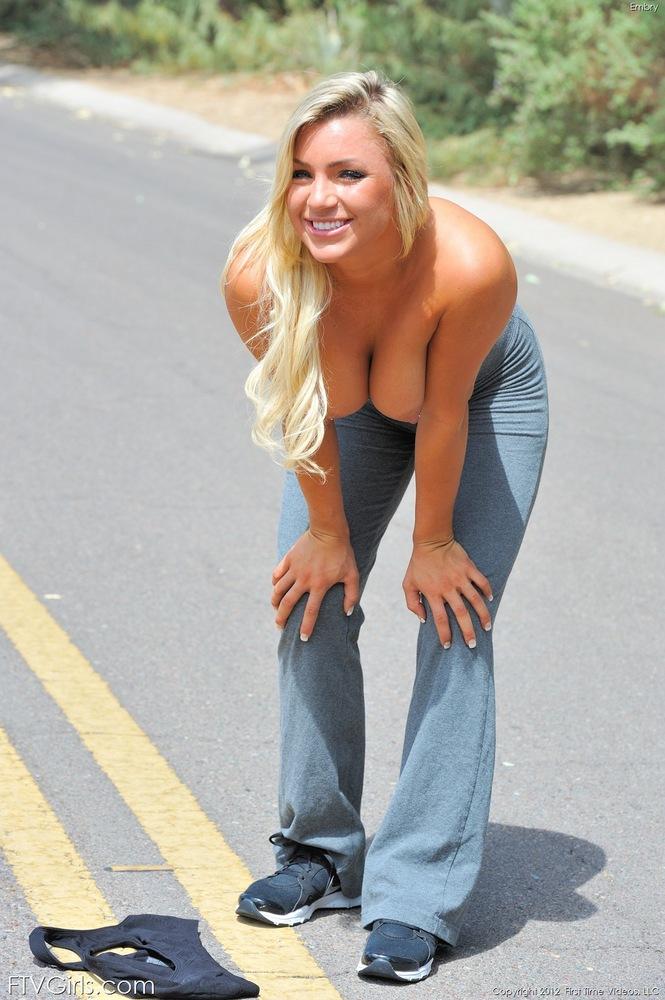 Bilder von blondem Teenie-Mädchen Embry, das beim Joggen heiß wird
 #53625368