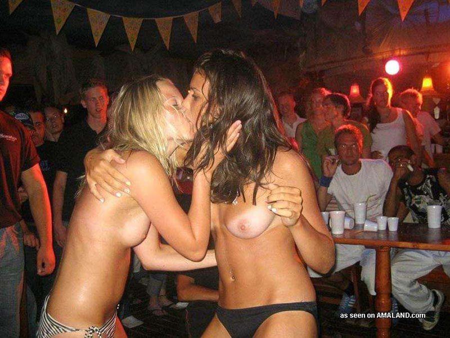 Photos d'amies lesbiennes en folie
 #60655261