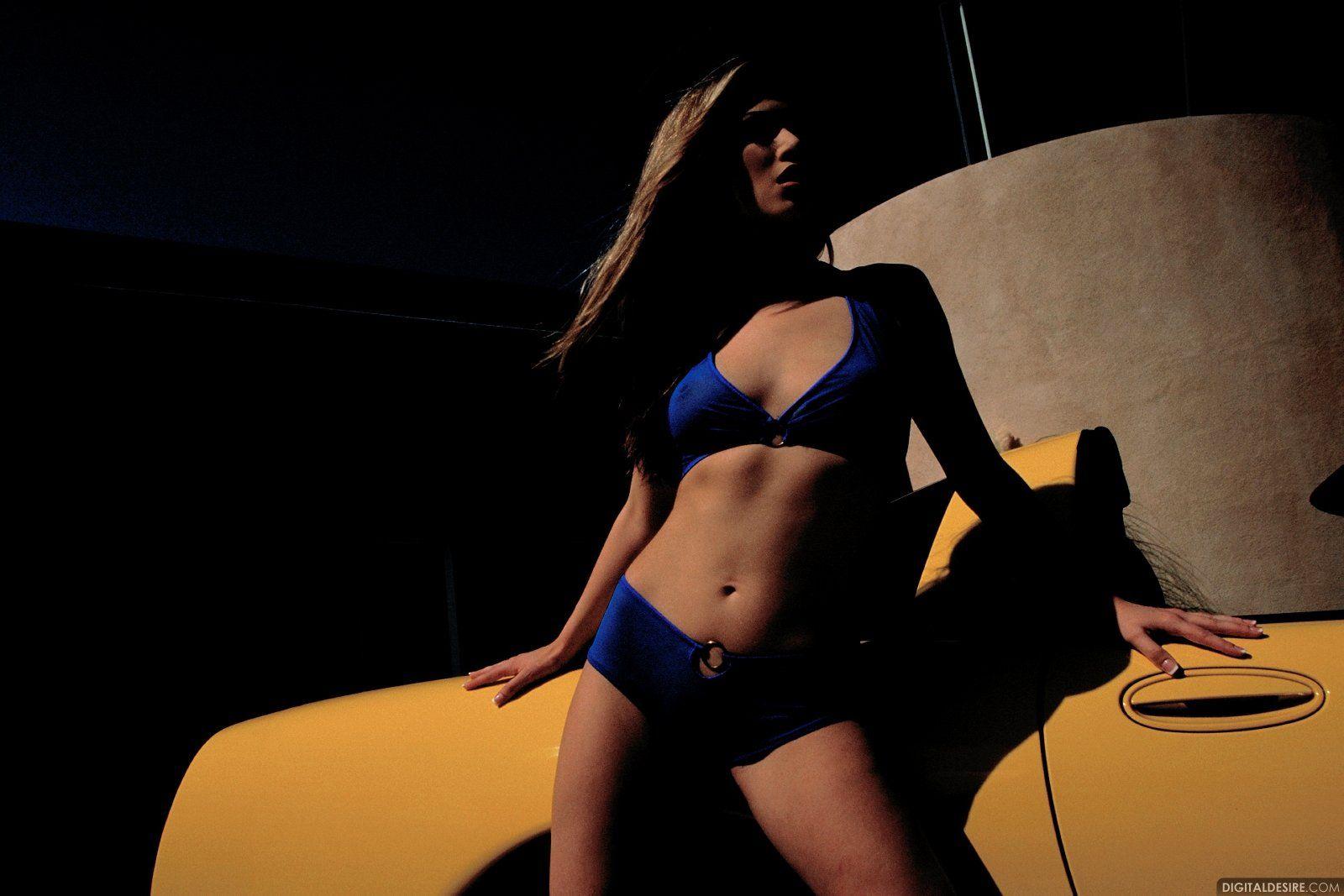 Fotos de una chica joven haciendo un striptease junto a su coche
 #61959319