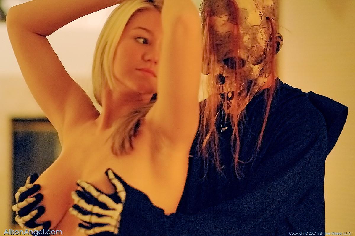 Photos de la jeune sexy Alison Angel se faisant agresser par des morts-vivants
 #53011805