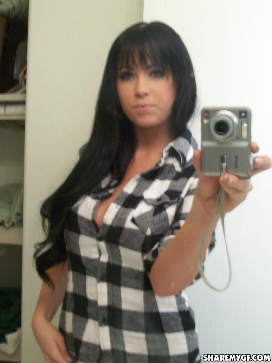 Une brune sexy partage des selfies sexy qu'elle a pris. #55653632