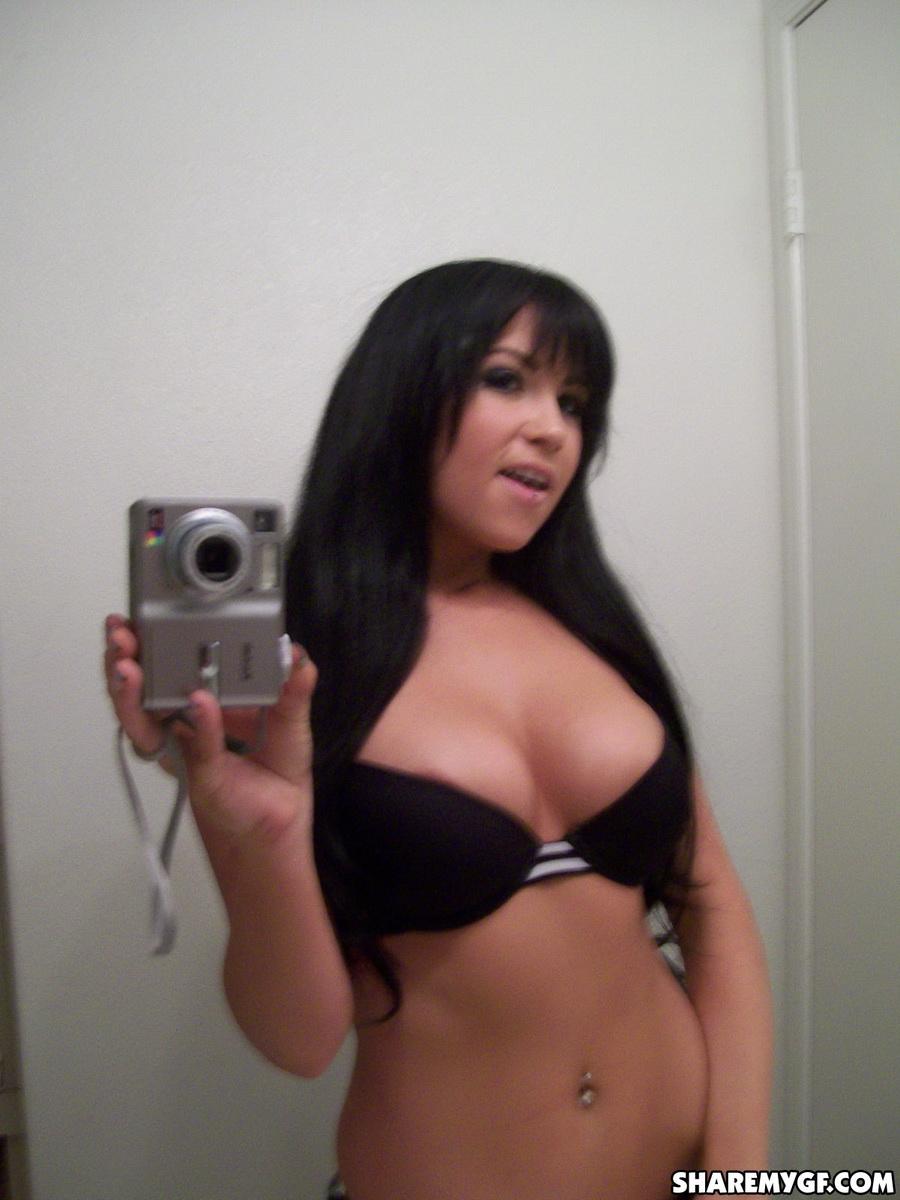 Une brune sexy partage des selfies sexy qu'elle a pris. #55653791