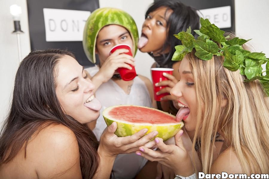 Kylie sinner e le amiche del college fanno una festa perversa nel dormitorio
 #60336433