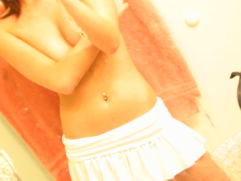 Kinky Babe zieht sich aus und spielt mit ihrer nassen Möse
 #60914985