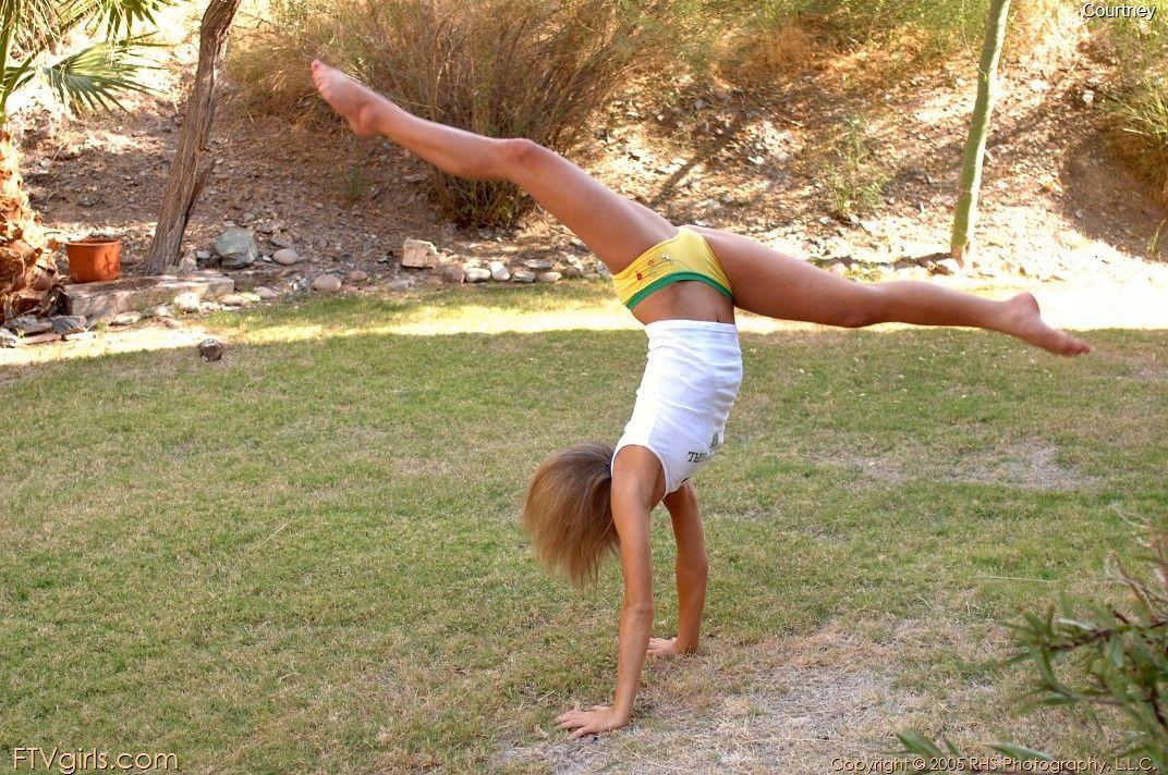 Immagini di Courtney Simpson facendo un po 'di ginnastica kinky
 #53866636