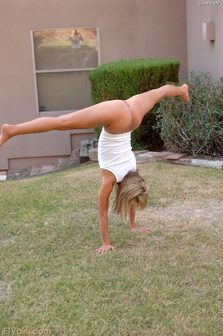 Photos de Courtney Simpson en train de faire de la gymnastique coquine
 #53866885