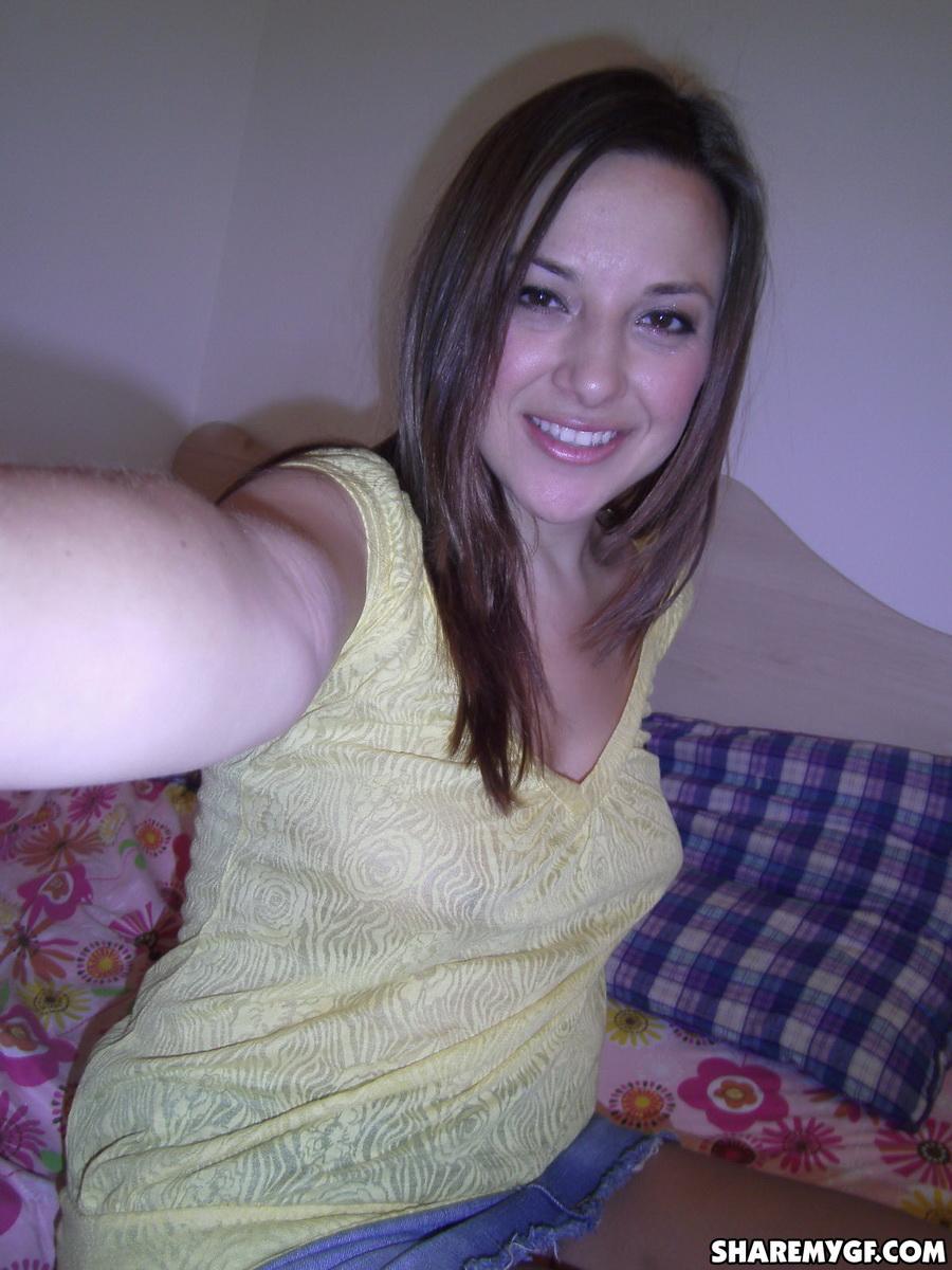 Une brune sexy amateur prend des selfies de sa chatte mouillée
 #60796231