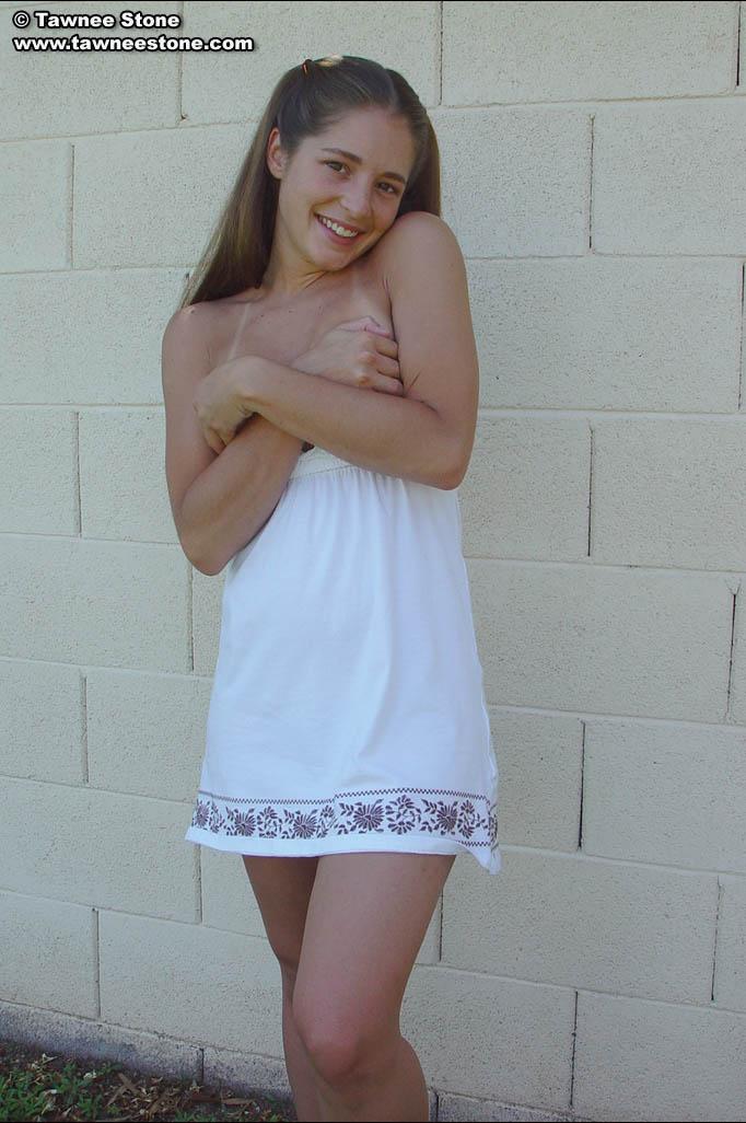 Tawnee se desnuda de su vestido blanco
 #60064571