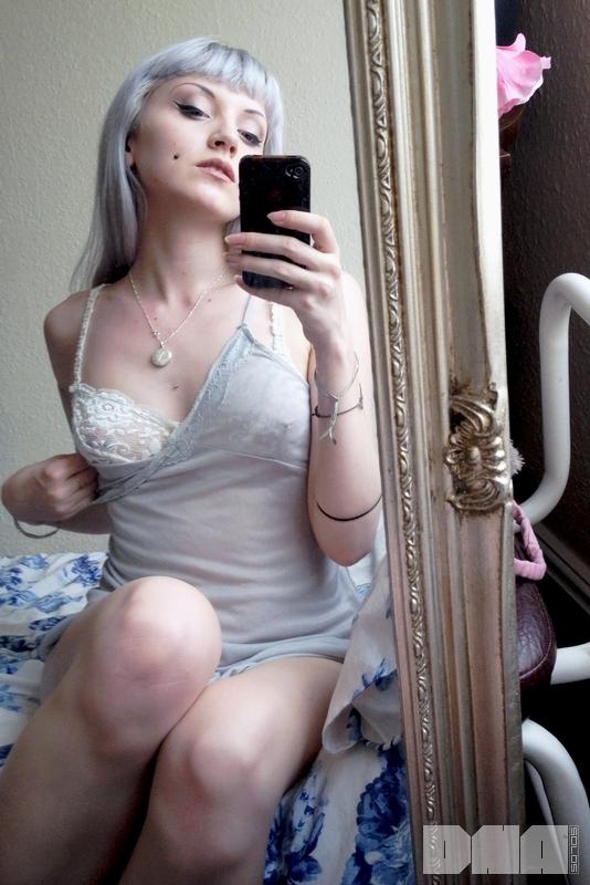 Lovisa grey, une pin-up sexy, prend des selfies en posant.
 #59108682