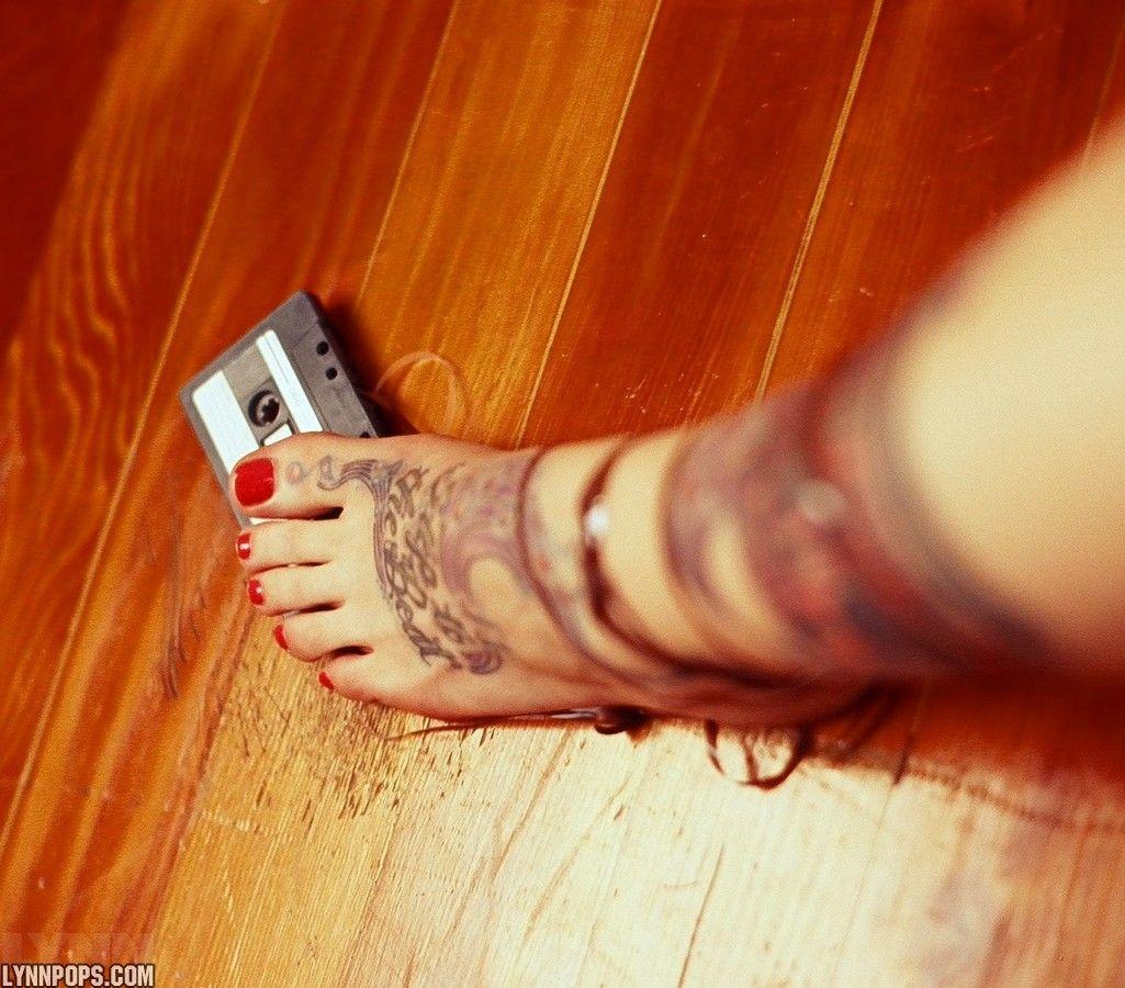 彼女の足とアイスクリームコーンでいじめるリンポップスの写真
 #59143231