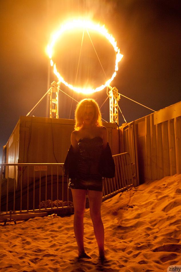 Catie Parker se divierte en la playa por la noche
 #53726598