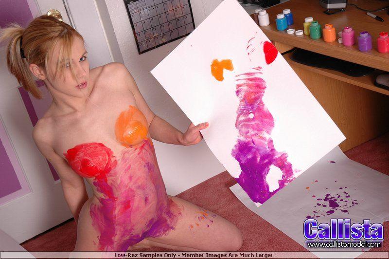 Fotos de una modelo callista desnudandose con pintura corporal
 #53607959