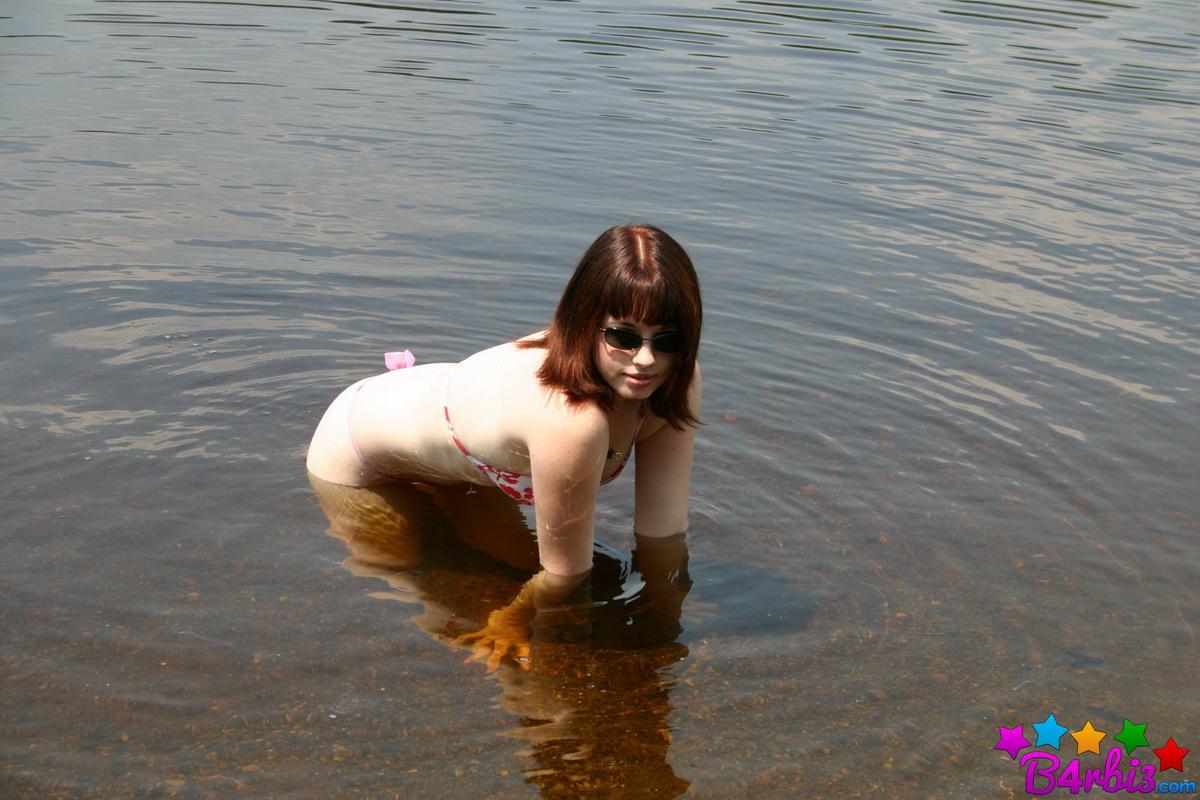 Barbie, une superbe allumeuse, se met à nu pour un bain de minuit sur une plage publique.
 #53414446
