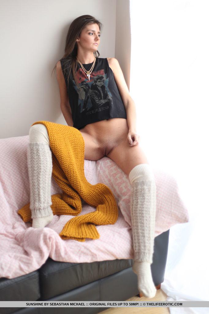 Brunette hottie sunshine spreizt ihre Beine, während sie lange warme Socken trägt
 #60020592