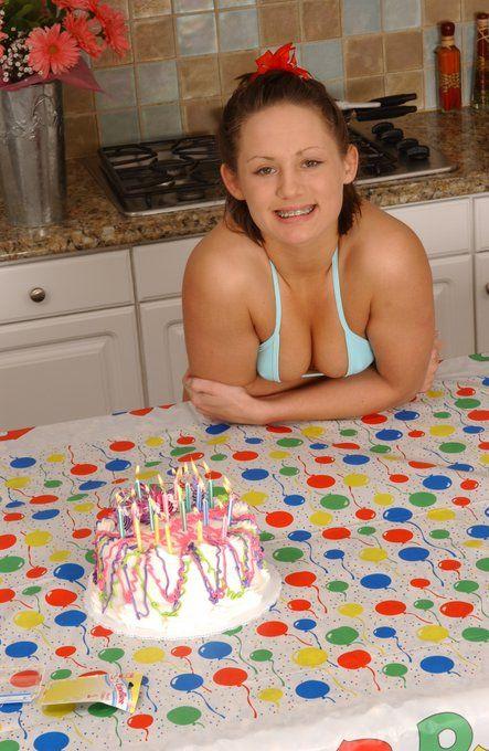 Bilder von Teenie Emery beim Feiern ihres Geburtstags
 #60078612