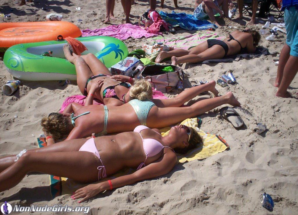 Foto di ragazze calde che fanno festa durante le vacanze di primavera
 #60681397