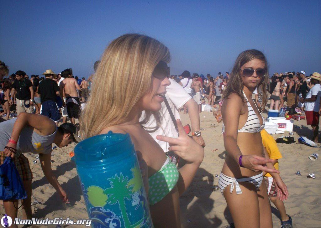 Photos d'adolescentes sexy faisant la fête pendant les vacances de printemps
 #60681449