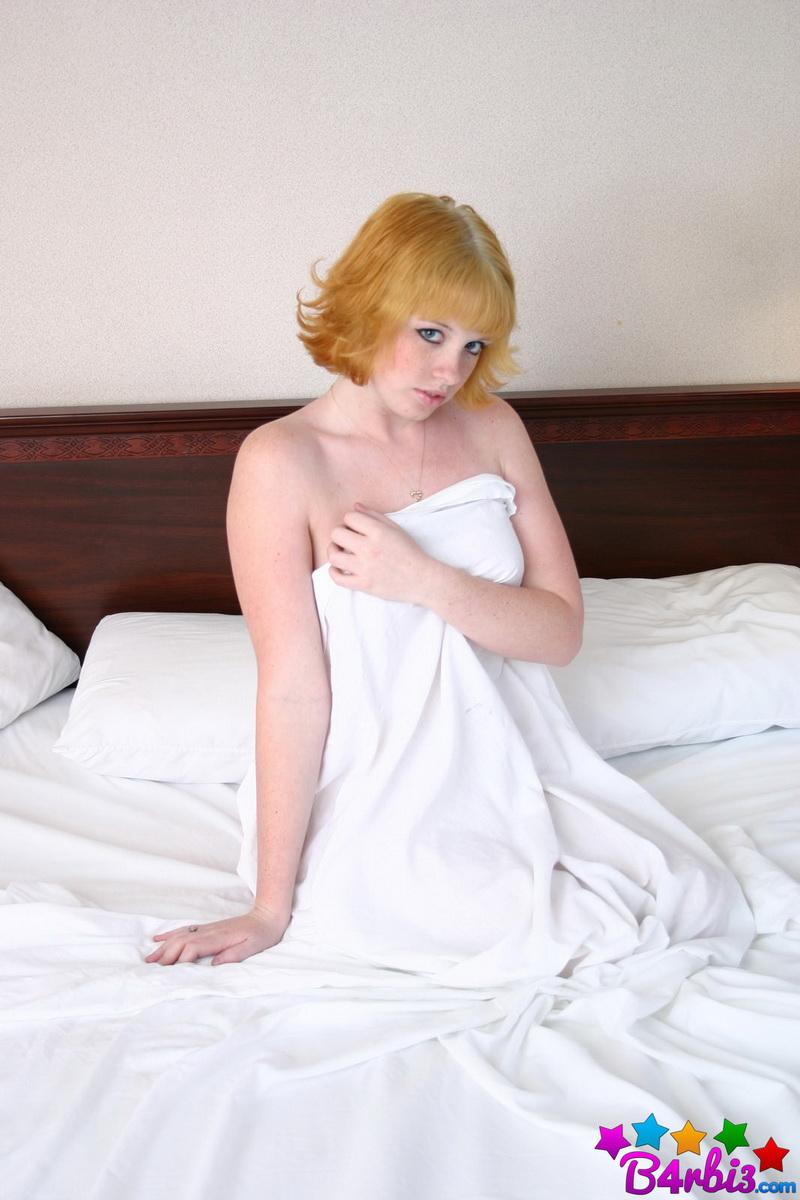 バービーは、彼女がベッドの上で裸でいじめるように彼女に参加するためにあなたを待っている
 #53414006