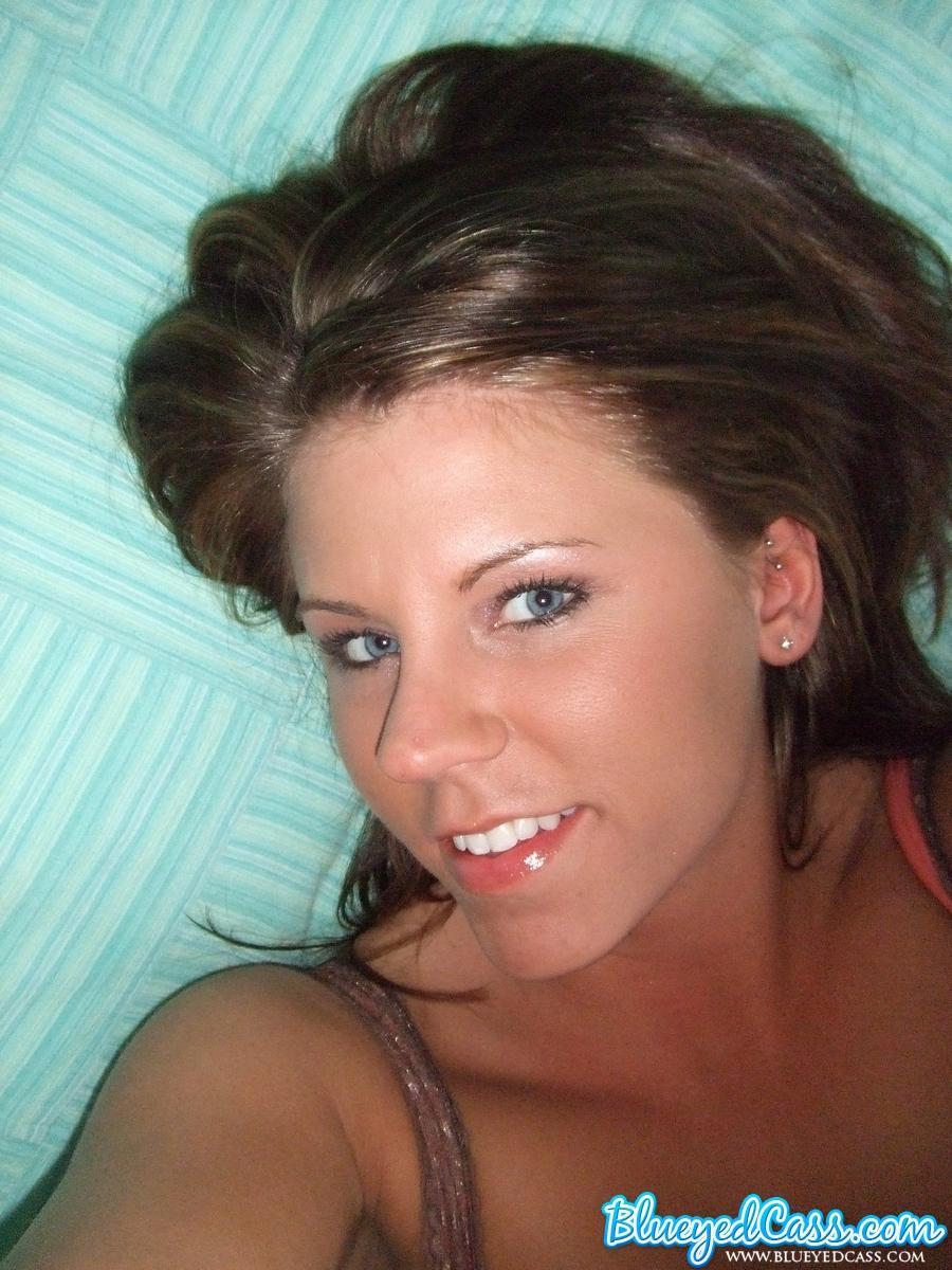 Bilder von Teenager-Modell blueyed cass Strippen zu ihrem Höschen im Bett
 #53460898