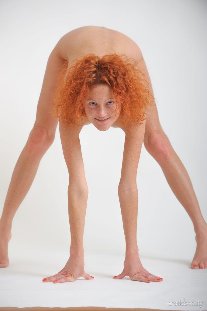 Redhead teen natalie rot zeigt, was Sie tun können, mit Ihrem nackten Körper in "Einfachheit Teil 3"
 #59687665