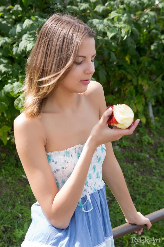 La chica morena sandra lauver te tienta con su fruta prohibida
 #59900801