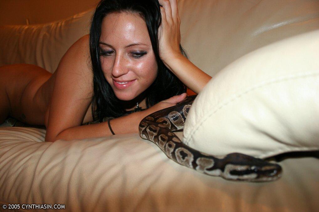 Fotos de la joven ninfómana Cynthia Sin con una serpiente
 #53911981