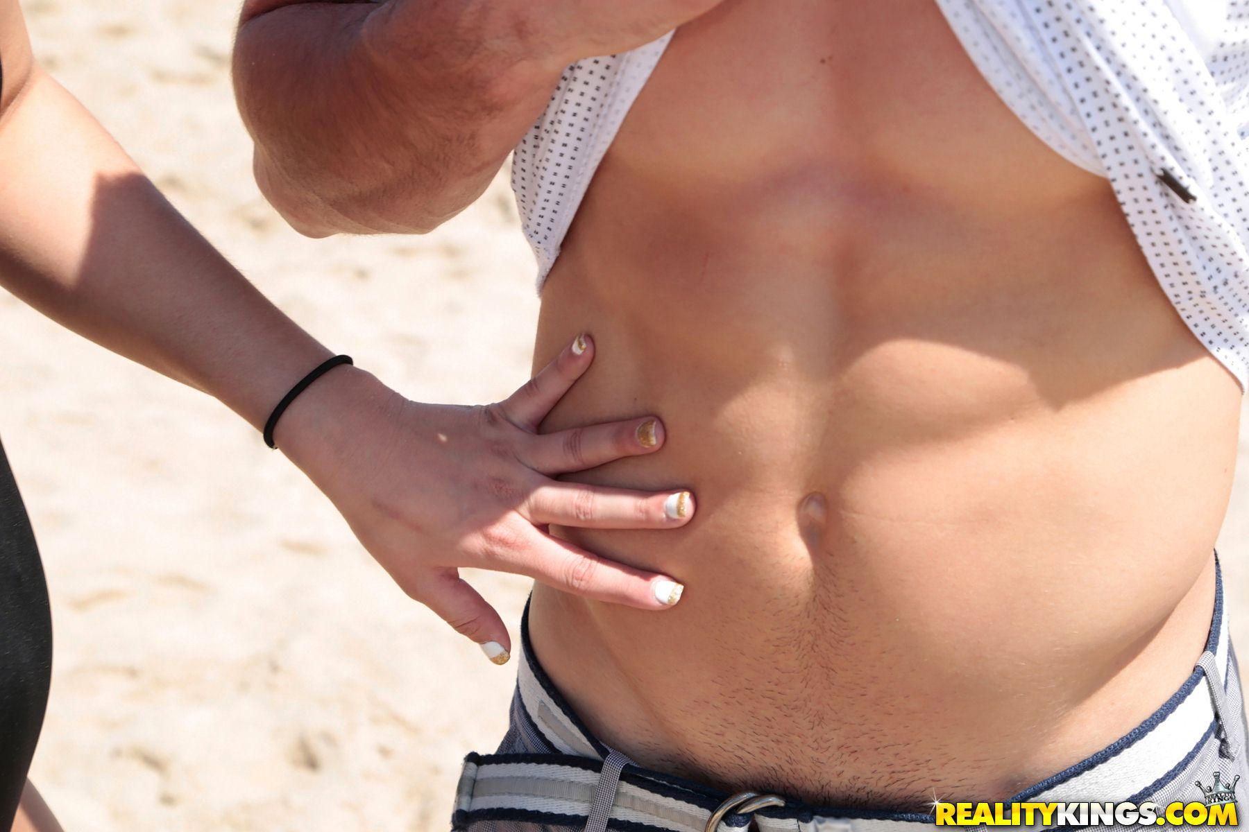 La joven latina devyn heart se folla a un chico que conoció en la playa
 #54047911