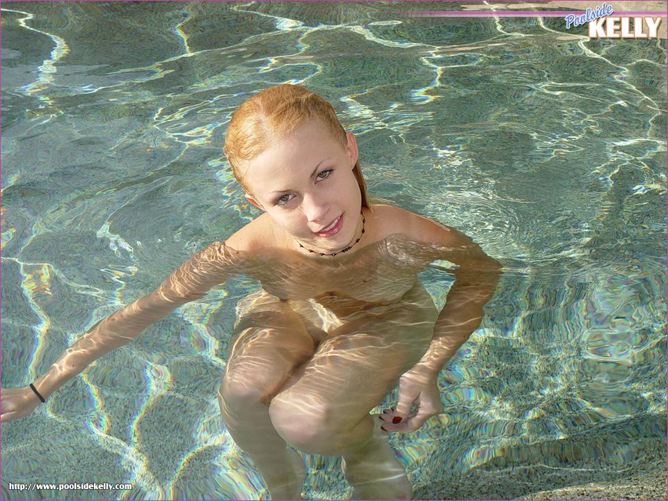 Photos de la jeune poolside kelly complètement nue au bord de la piscine
 #59836007