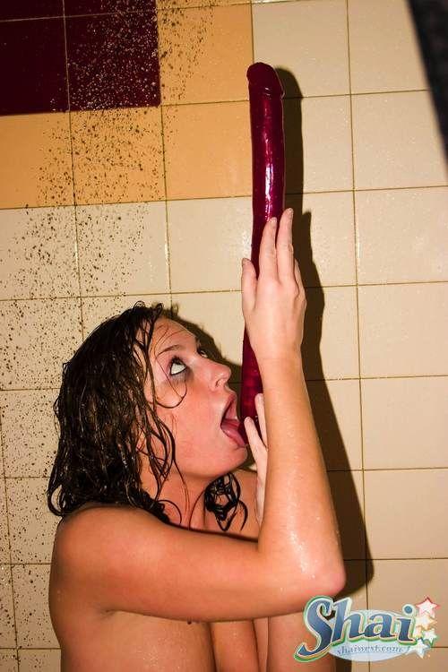 Bilder von Shai West beim Masturbieren mit einem riesigen Schwanz in der Dusche
 #59957658
