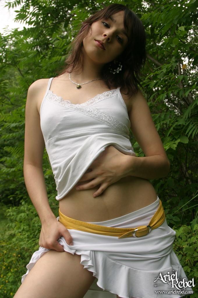 Bilder von ariel rebel, die ihre frechen Titten im Freien zeigt
 #53301742