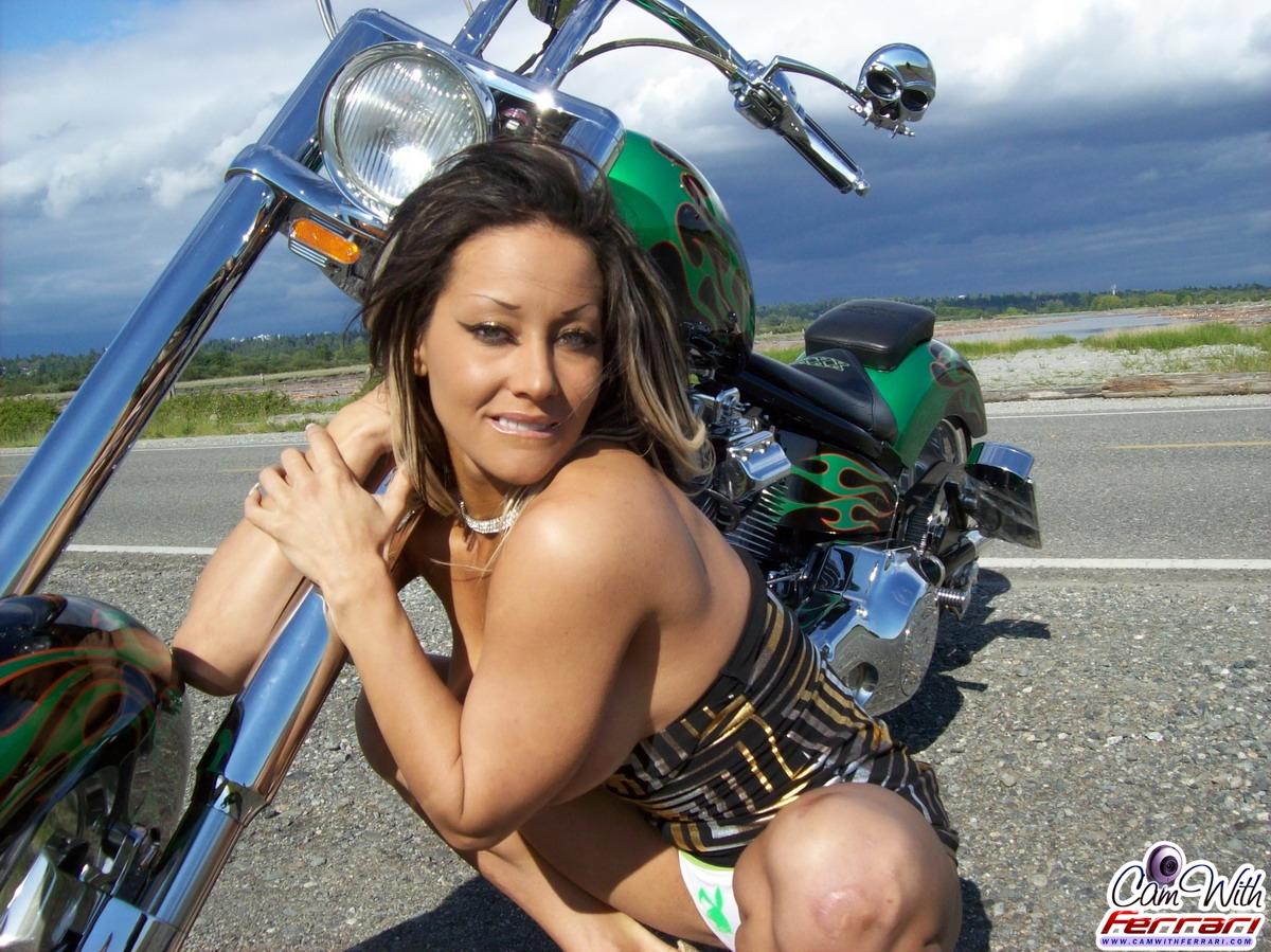 Photos d'une jeune fille camée avec ferrari se faisant plaisir sur une moto
 #53621875