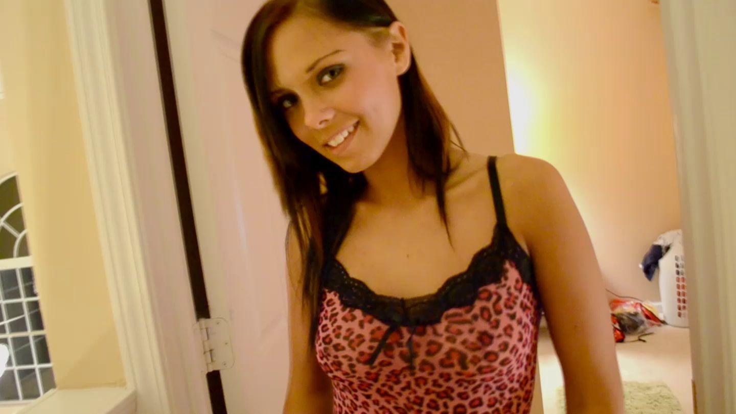 Fotogrammi di Bailey Knox che balla nella sua sexy lingerie leopardata rosa
 #53399151