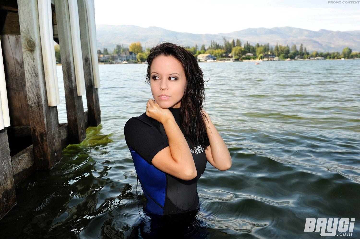 Photos de Bryci montrant ses seins dans le lac
 #53576490