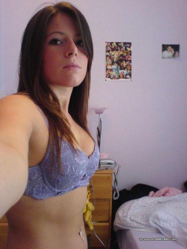 Photos d'une copine brune amateur non dénudée prenant des photos d'elle-même
 #60662819